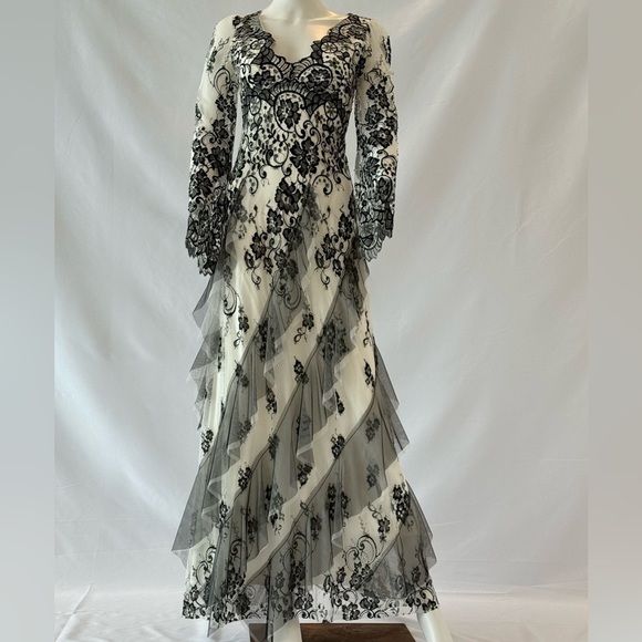 BCBG MaxAzria  Scalloped Lace Maxi Gown Size 0 Black& White NWT - Picture 4 of 13